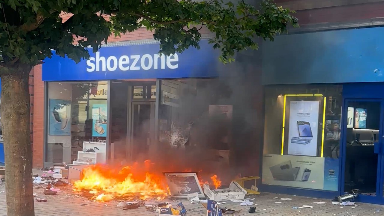 Shocking video shows yobs setting fires, looting and rioting in Hull