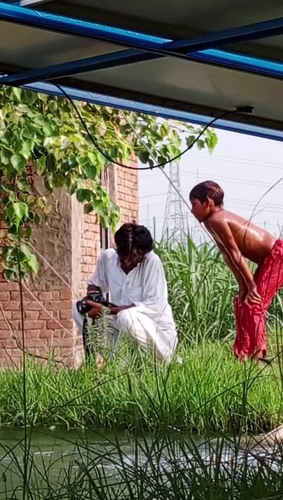Desi girl Bathing in teubwel گاؤں کی لڑکیاں کھلے عام کیسے نہاتی ہیں