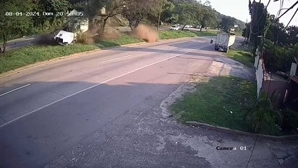 Rastra impacta contra vivienda en Cortés