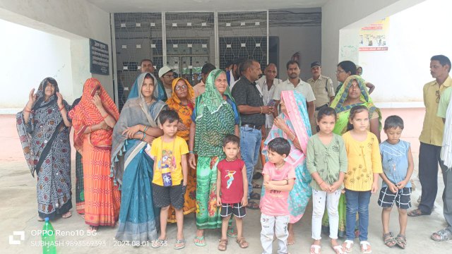 रोजगार सहायक ने आम रास्ते पर किया अतिक्रमण, आवागमन बाधित