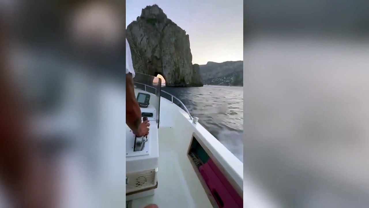 Sfrecciare a tutta velocità attraverso i Faraglioni: in un video la nuova folle moda che spopola al largo di Capri