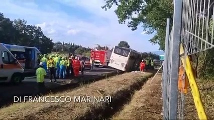 Pullman con decine di turisti si ribalta sull'A1 nel tratto aretino