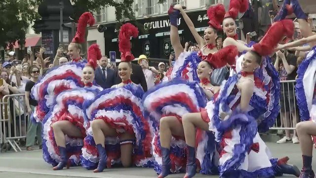 JO/Cyclisme: les danseuses du Moulin Rouge en spectacle avant le passage des coureurs
