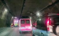Carro capota dentro de túnel da Imigrantes; VÍDEO