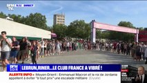 Les images de la file d'attente au Club France pour assister au 4x100m 4 nages, avec Léon Marchand et Florent Manaudou