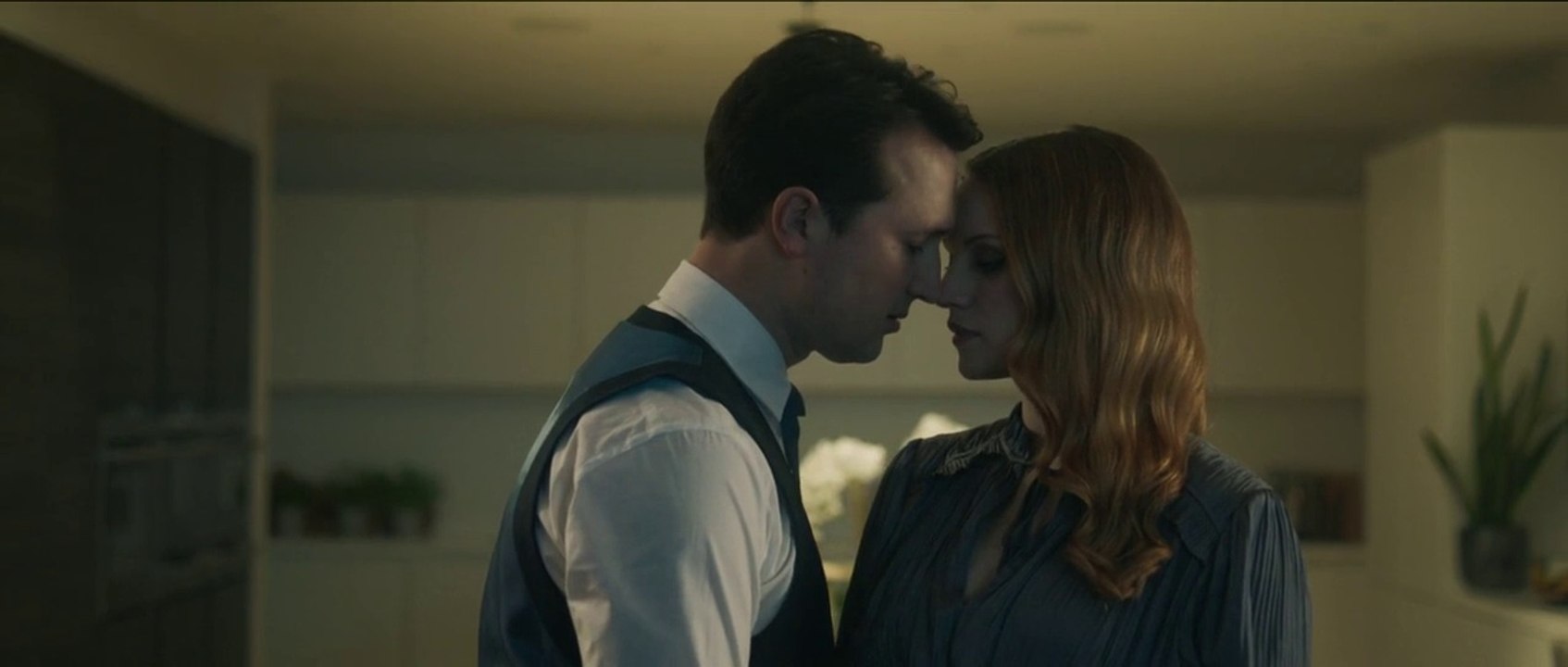 A happily married woman leaves her husband for a lover who mysteriously disappears ( Mystery, Thriller )