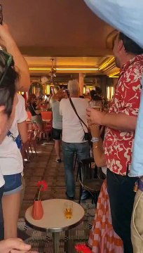 Nils Politt : Pause pipi au Café des Deux Moulins pendant l’épreuve de cyclisme sur route à #Paris2024