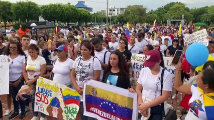 Скачать видео: Miles de venezolanos protestan en Colombia contra Nicolás Maduro