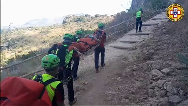 Zingaro, frattura alla caviglia per una turista: la porta via il Soccorso alpino