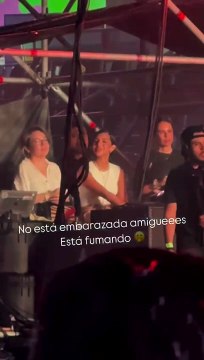 Ángela Aguilar fuma en concierto de Christian Nodal ¿no está embarazada?