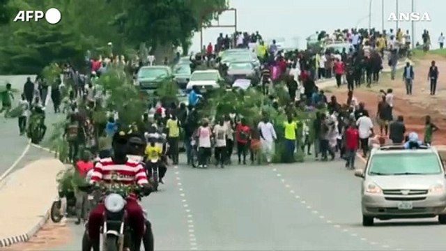 Proteste in Nigeria, polizia spara gas lacrimogeni sulla folla