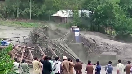 Скачать видео: Glacial lake bursts river banks, causing floods in Pakistan