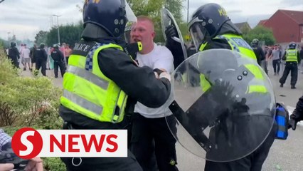 Video herunterladen: Street violence intensifies in Rotherham as protesters clash with police