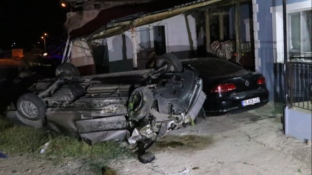 Evin bahçesine devrilen araçtaki bir kişi öldü