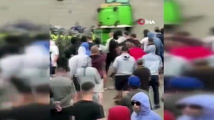 İngiltere’de sokaklar savaş alanına döndü! Aşırı sağcılar sığınmacıların kaldığı oteli yaktı