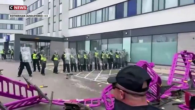 Les émeutes d’une violence inédite depuis plus de dix ans ont continué hier au Royaume-Uni, où au moins deux hôtels hébergeant des demandeurs d’asile ont été pris pour cible - VIDEO