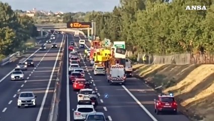 Bus di turisti contro guardrail ad Arezzo: un morto e 25 feriti