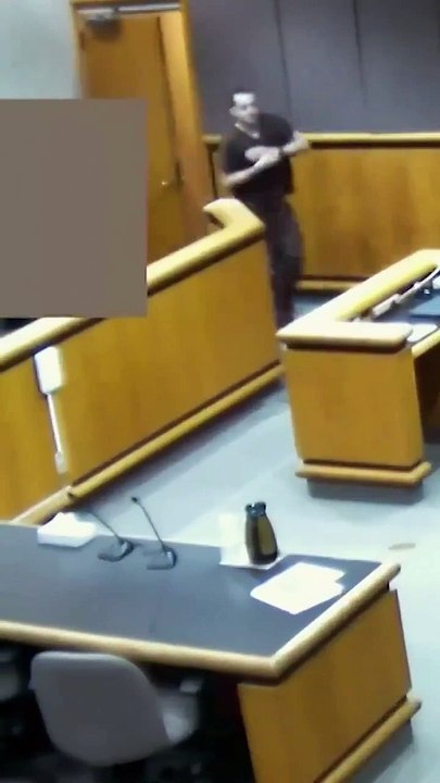 Watch as an inmate ESCAPES a courthouse unnoticed
