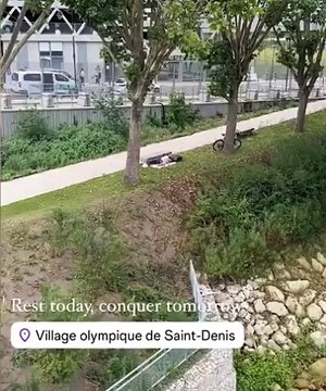 Ceccon che dorme nel parco del Villaggio Olimpico è il VIDEO simbolo di Parigi 2024