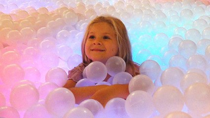 Diana and Roma's Fun Adventure at the Selfie Museum 📸