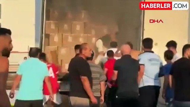 ESENYUR'da TIR yangını: Tekstil ürünleri yüklü TIR alevlere teslim oldu