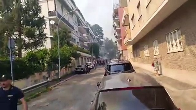 Fiamme a Monte Mario, scene di panico in strada. La polizia mette in salvo i bambini