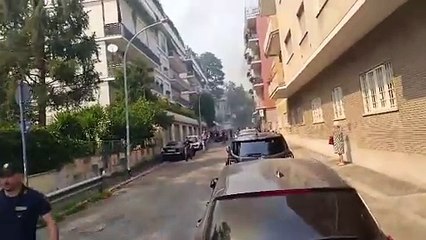 Fiamme a Monte Mario, scene di panico in strada. La polizia mette in salvo i bambini