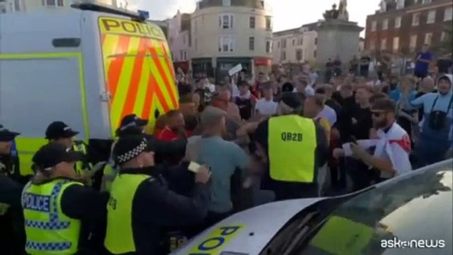 Gb, scontri polizia e manifestanti estrema destra, quasi 100 arresti