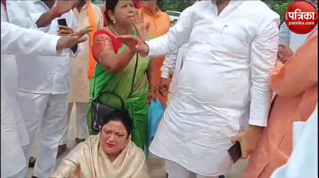गोंडा पहुंचे CM योगी, कार्यकर्ताओं के मिलने पर रोक,जिला मंत्री ने जमीन पर बैठ कर जताया रोष, देखें वीडियो