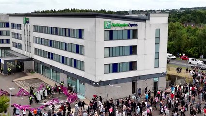 Al menos 700 personas asaltan un hotel de migrantes en Reino Unido