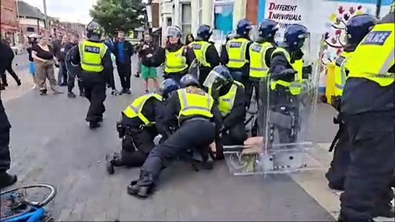 Neue Ausschreitungen in England - Regierung verurteilt rechtes "Rowdytum"