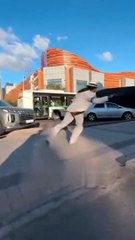 Ce rider en mode Michael Jackson n'a pas vu le poteau