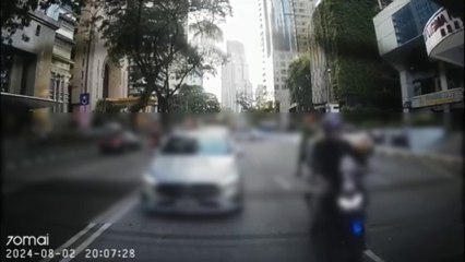 女子过马路疏忽险害摩托骑士，惊险瞬间曝光 🚗