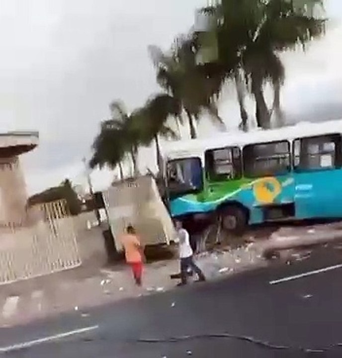 Transcol perde o controle e bate na Norte Sul