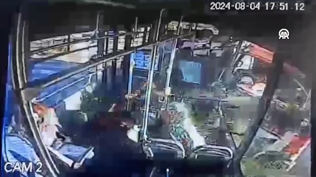 Özel halk otobüsü ile kamyonun çarpıştığı kaza güvenlik kamerasında