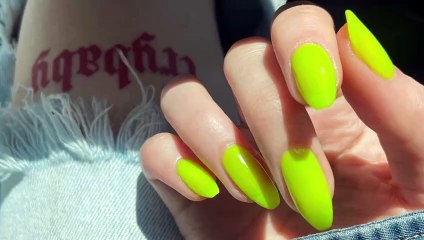Le Brat green nails sono le unghie più irriverenti dell'estate 2024