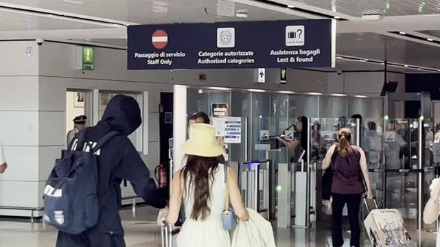 Tamberi parte per Parigi con cappuccio e mascherina: il video