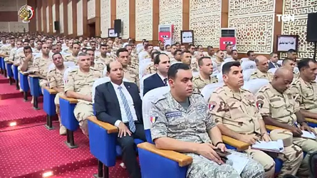 الفريق أول عبدالمجيد صقر يلتقى بعدد من رجال القوات المسلحة بالمنطقة الغربية العسكرية