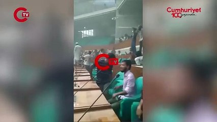 Bangladeş parlamento binası göstericilerin işgali altında