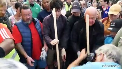 Inghilterra, centinaia di volontari in strada per pulire dopo gli scontri