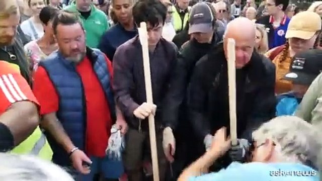 Inghilterra, centinaia di volontari in strada per pulire dopo gli scontri