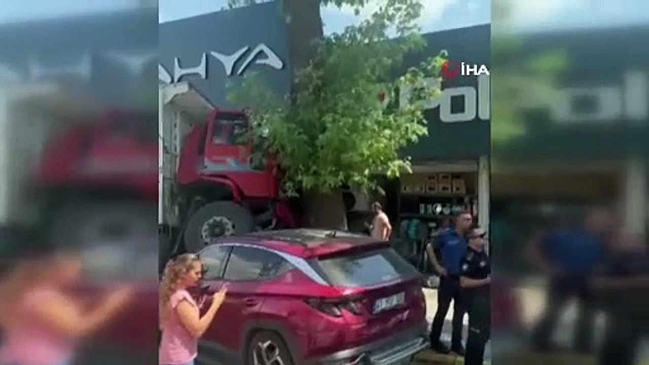 Korkunç kaza anbean kamerada! Freni boşalan kamyon dehşet yaşattı