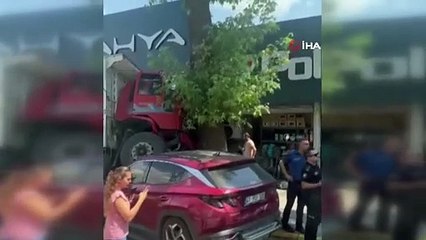 Korkunç kaza anbean kamerada! Freni boşalan kamyon dehşet yaşattı