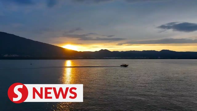 Tourists flock to Kunming in China to escape summer heat