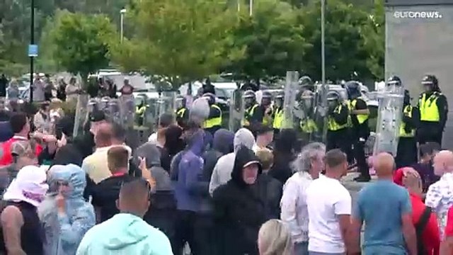 تكسير وحرائق ورشق.. أعمال عنف خارج فندق لطالبي اللجوء في بريطانيا