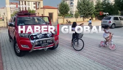 Otomobilin motoruna giren yavru kedi kurtarıldı