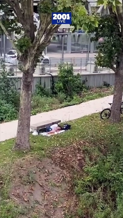 Thomas Ceccon duerme en un parque ante las malas condiciones de la Villa Olímpica en París