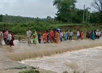 जान जोखिम में डालकर शिव मंदिर बढ़ौरा पहुंचे भक्त
