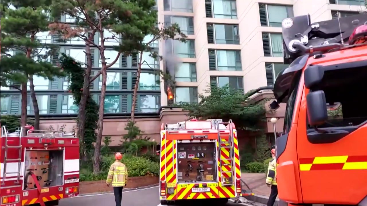 마포구 아파트 실외기 화재...다친 사람 없어 / YTN