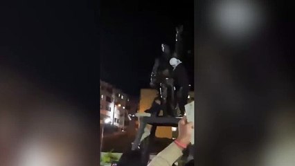 DERRUMBAN ESTATUA DE CHAVEZ EN LOS TEQUES